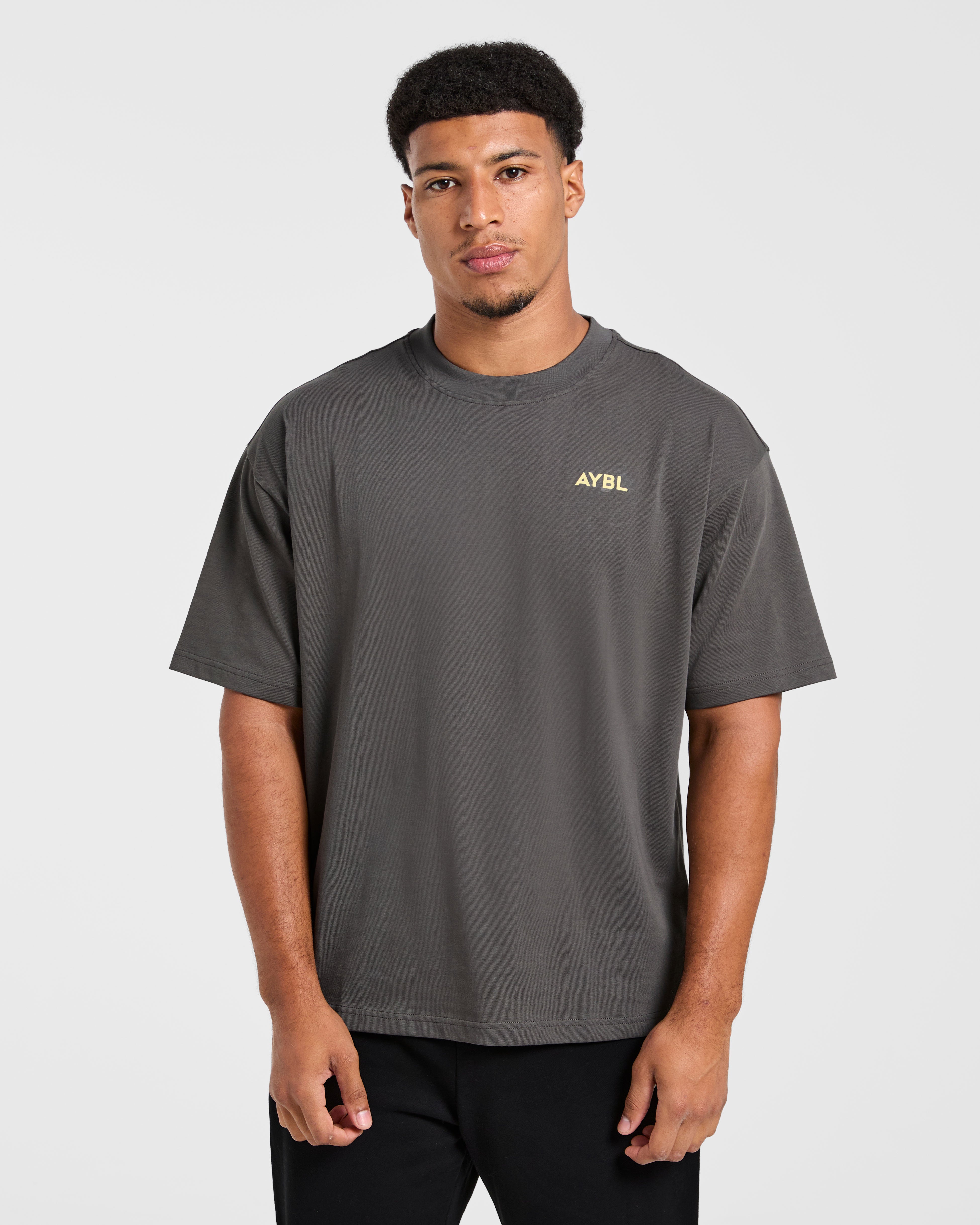 Camiseta Oversized Esencial - Gris carbón/Mantequilla