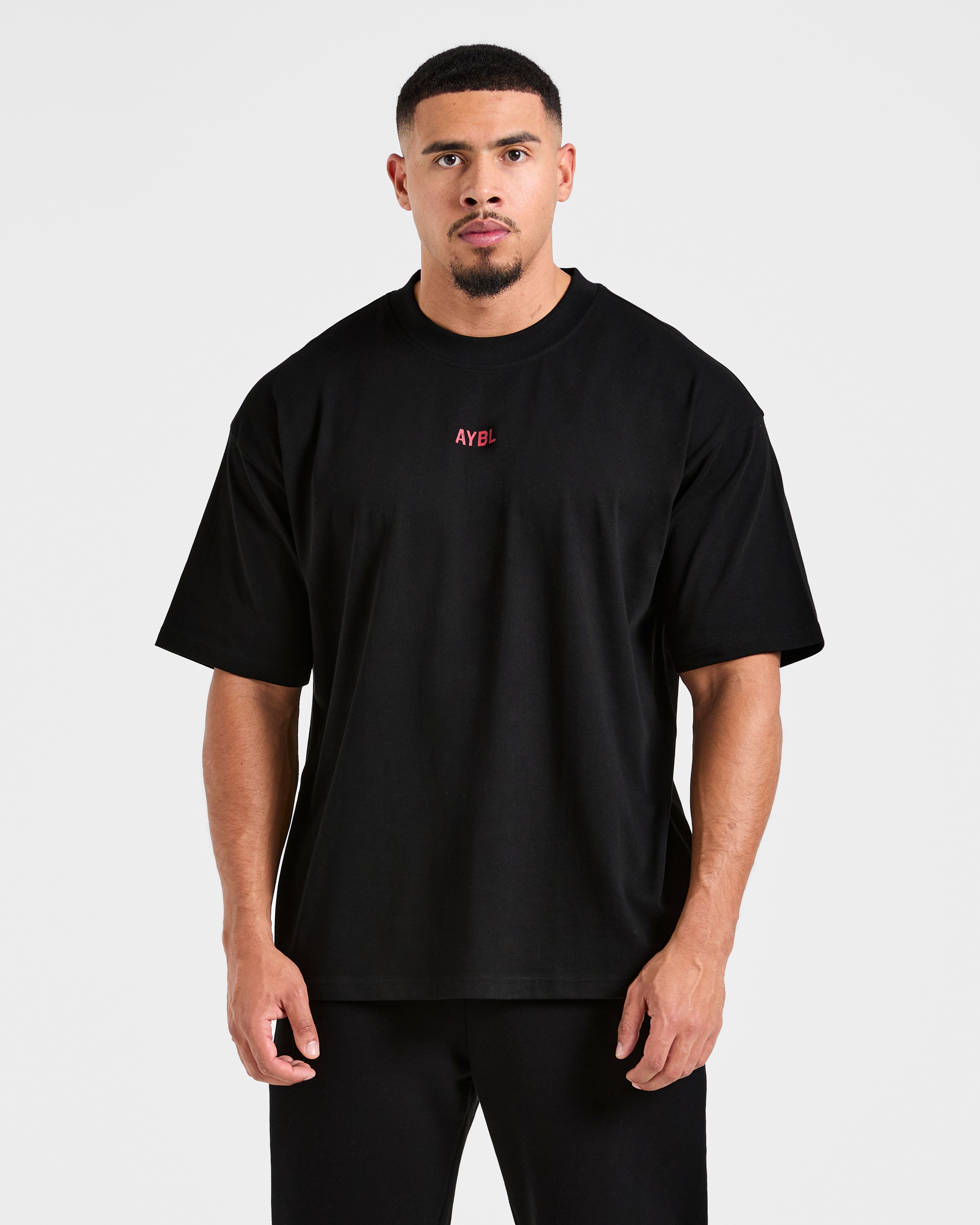 Cam Kissel x Strength Starts Here Camiseta Oversized - Negro/Rojo