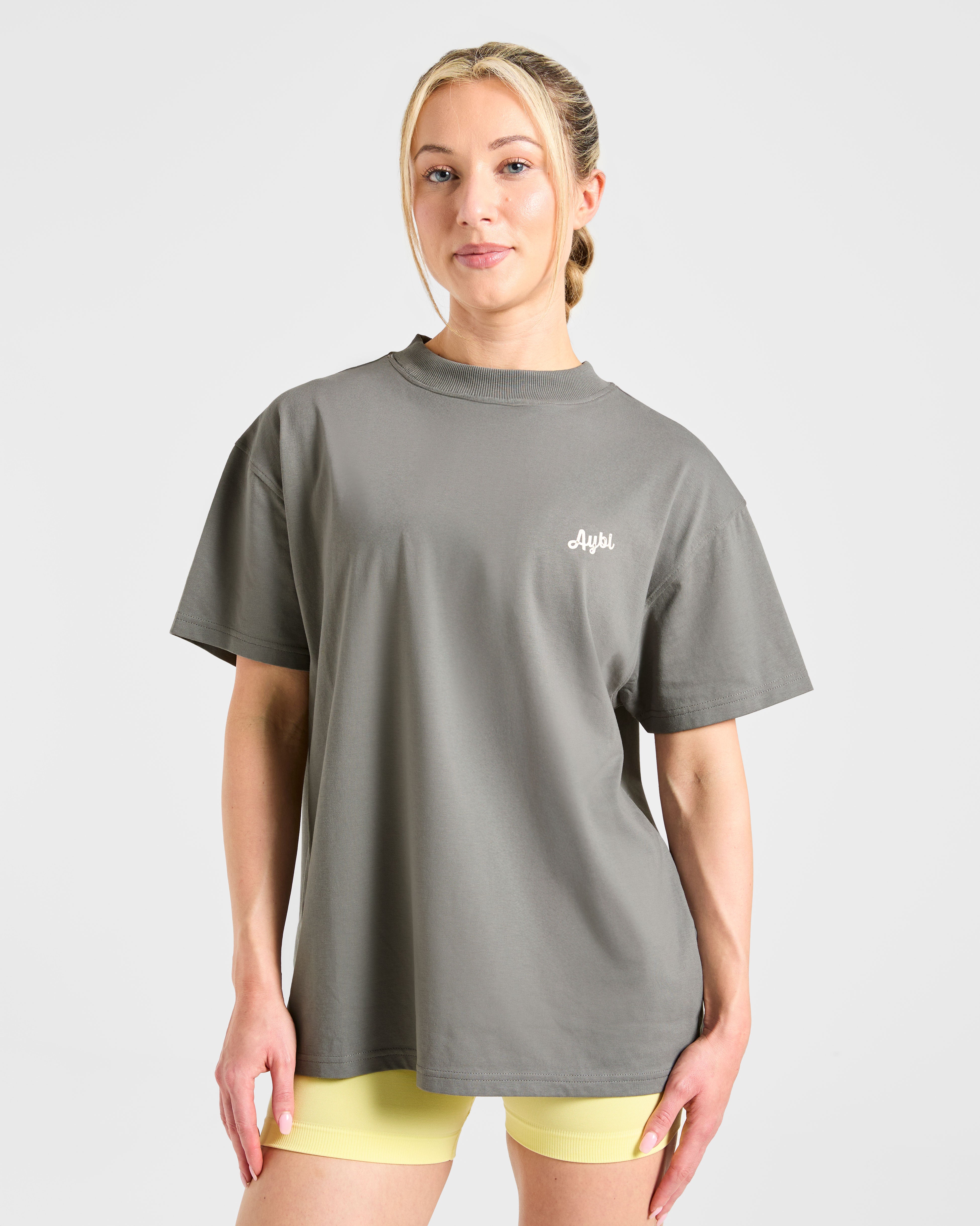 Camiseta Oversized Retro Athletics Club - Gris Oscuro/Mantequilla