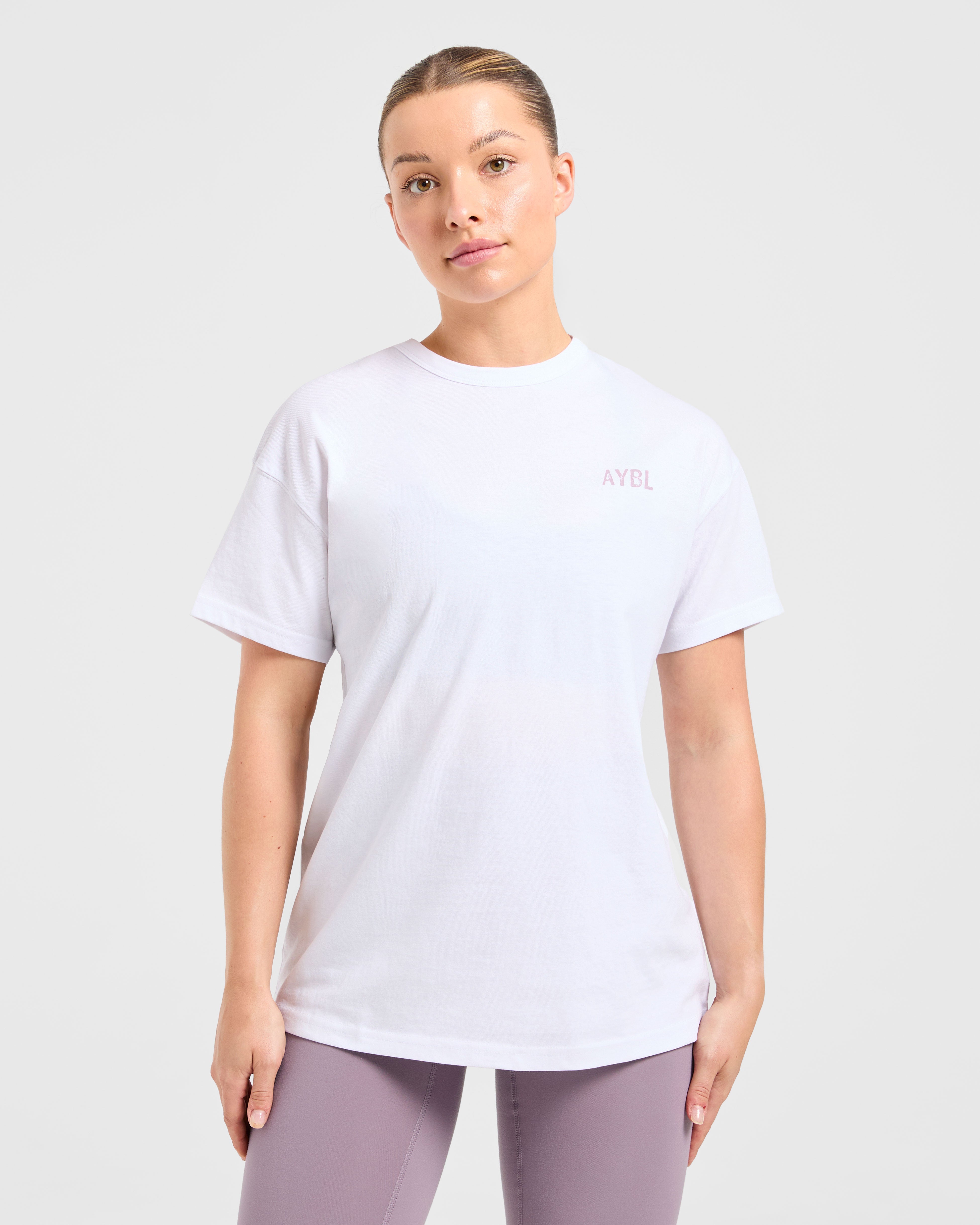 Camiseta Oversized Gráfica de Mujeres Fuertes - Blanco/Lila