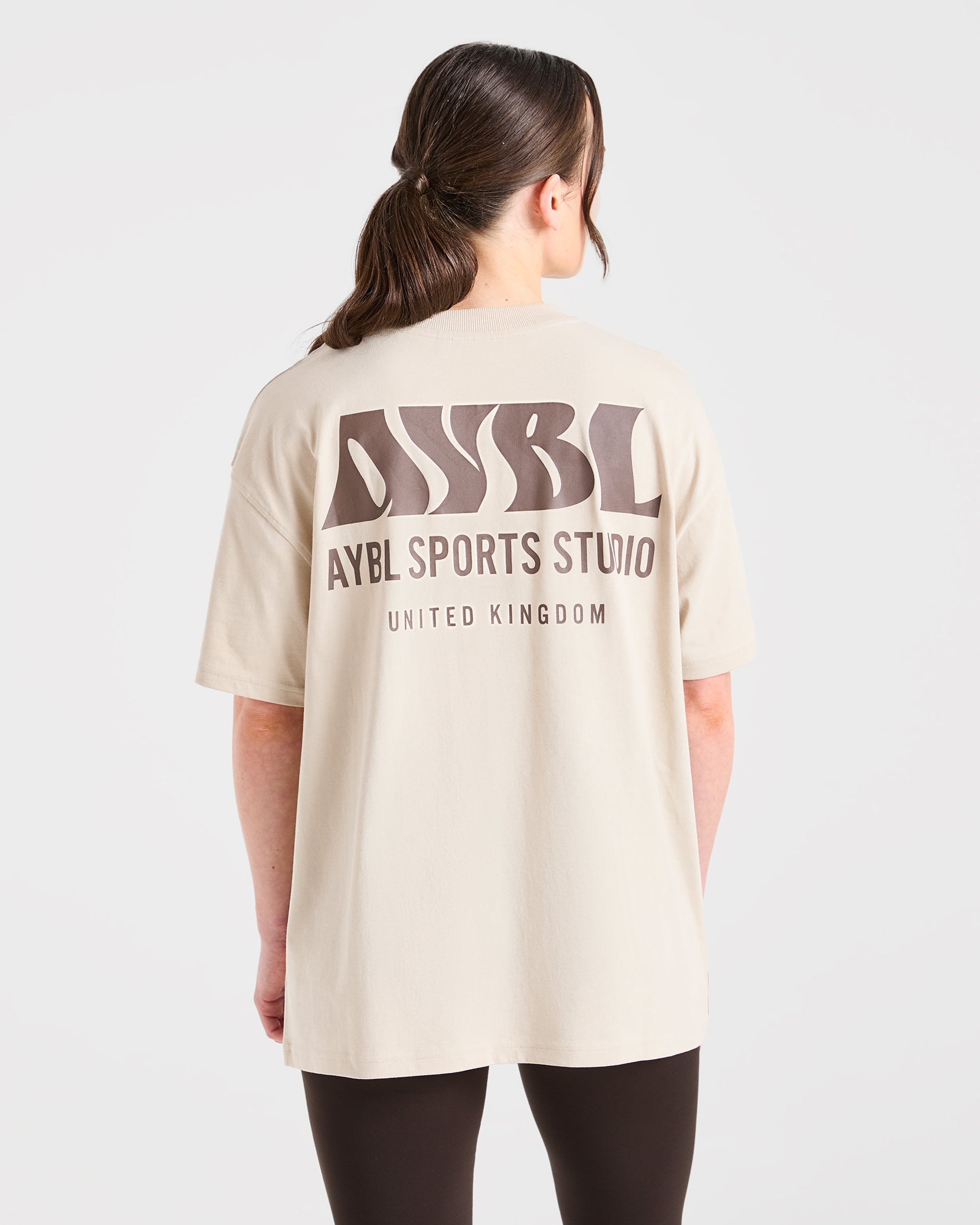 Camiseta Oversized de AYBL Sports Studio - Beige