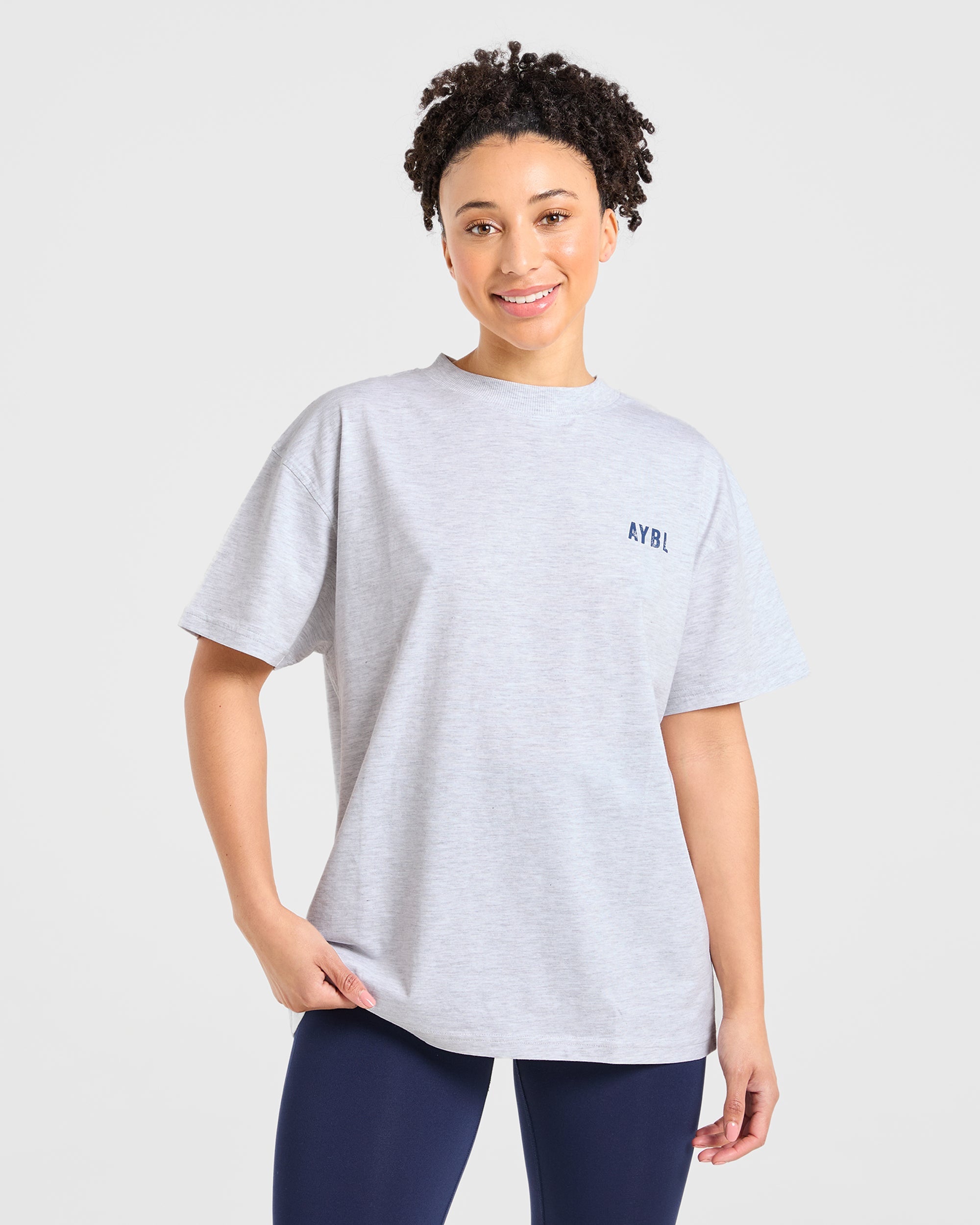 Camiseta Oversized de Temporada Escultura - Gris Helecho/Azul Marino
