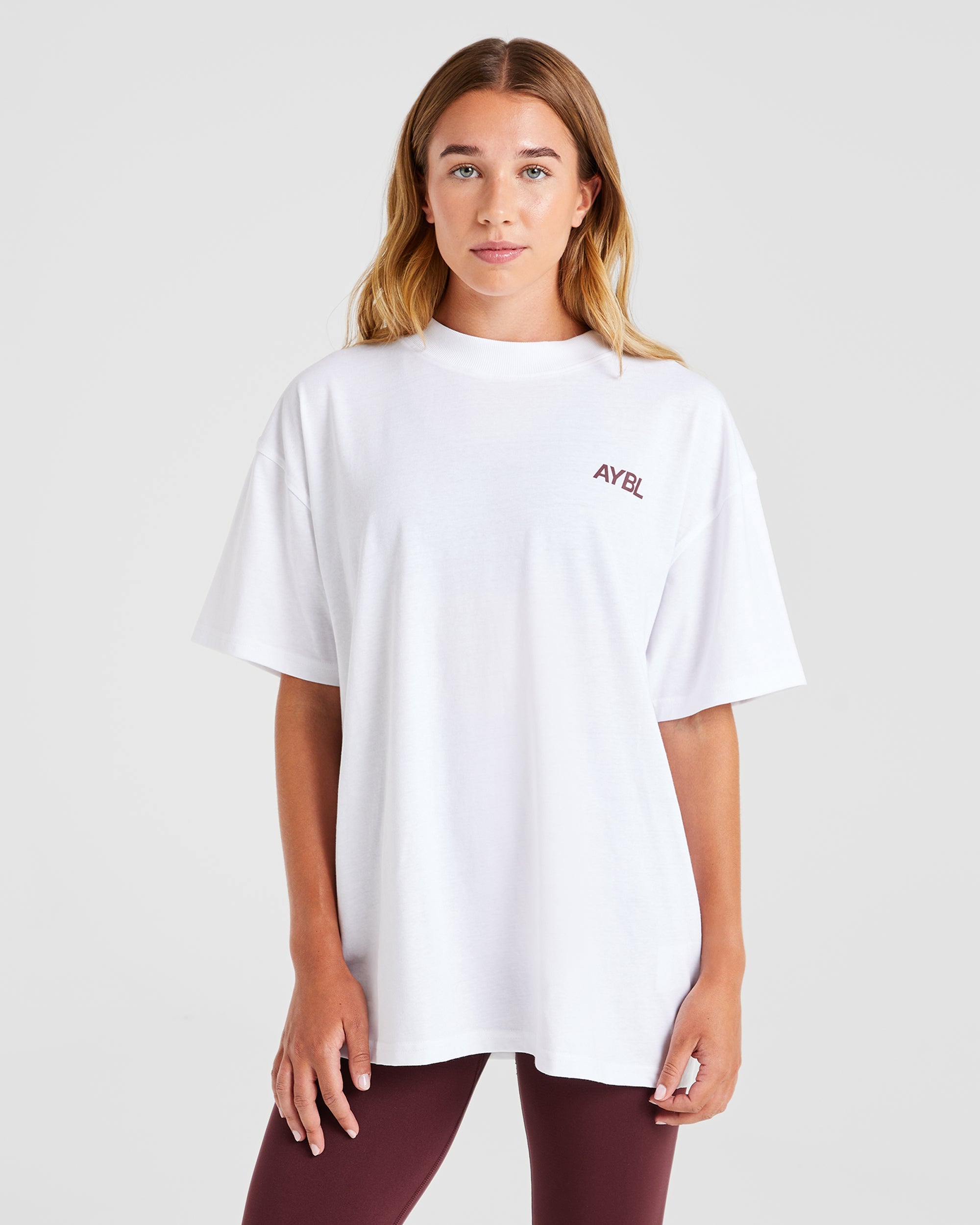Camiseta Oversized del Club Deportivo AYBL - Blanco/Borgoña