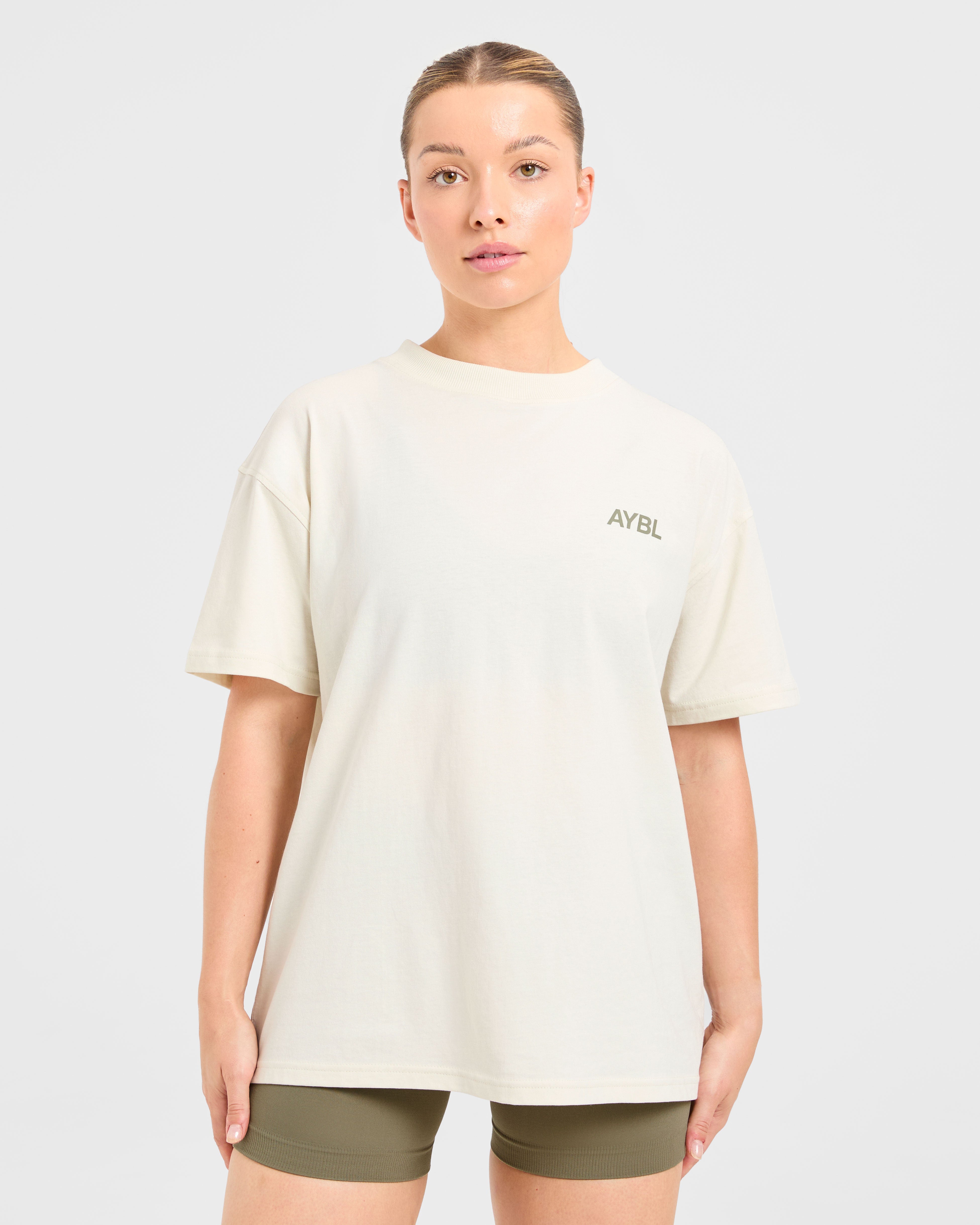 Camiseta Oversized del Club Deportivo AYBL - Beige/Olivino Apagado