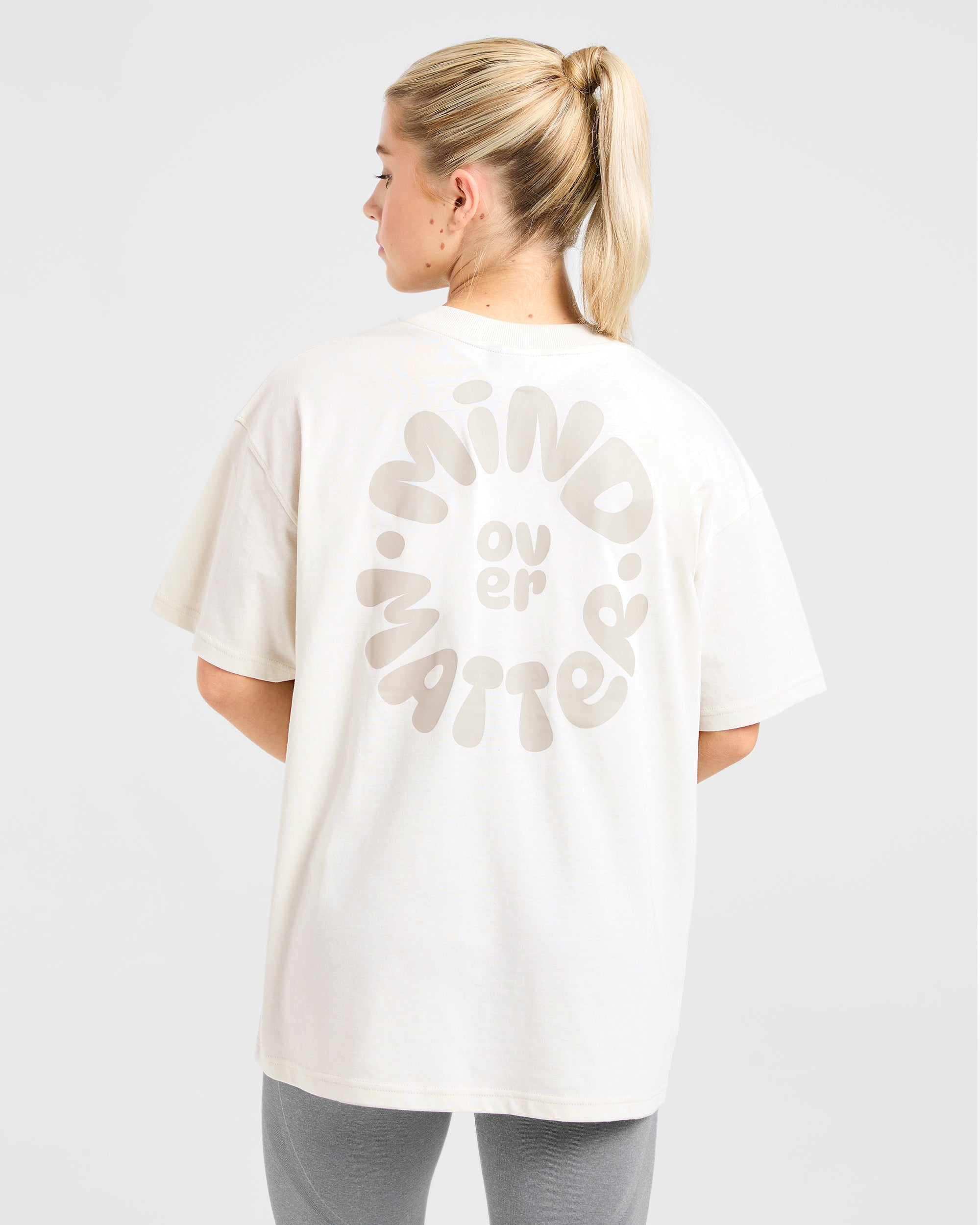Camiseta Oversized Mind Over Matter V2 - Beige/Marrón