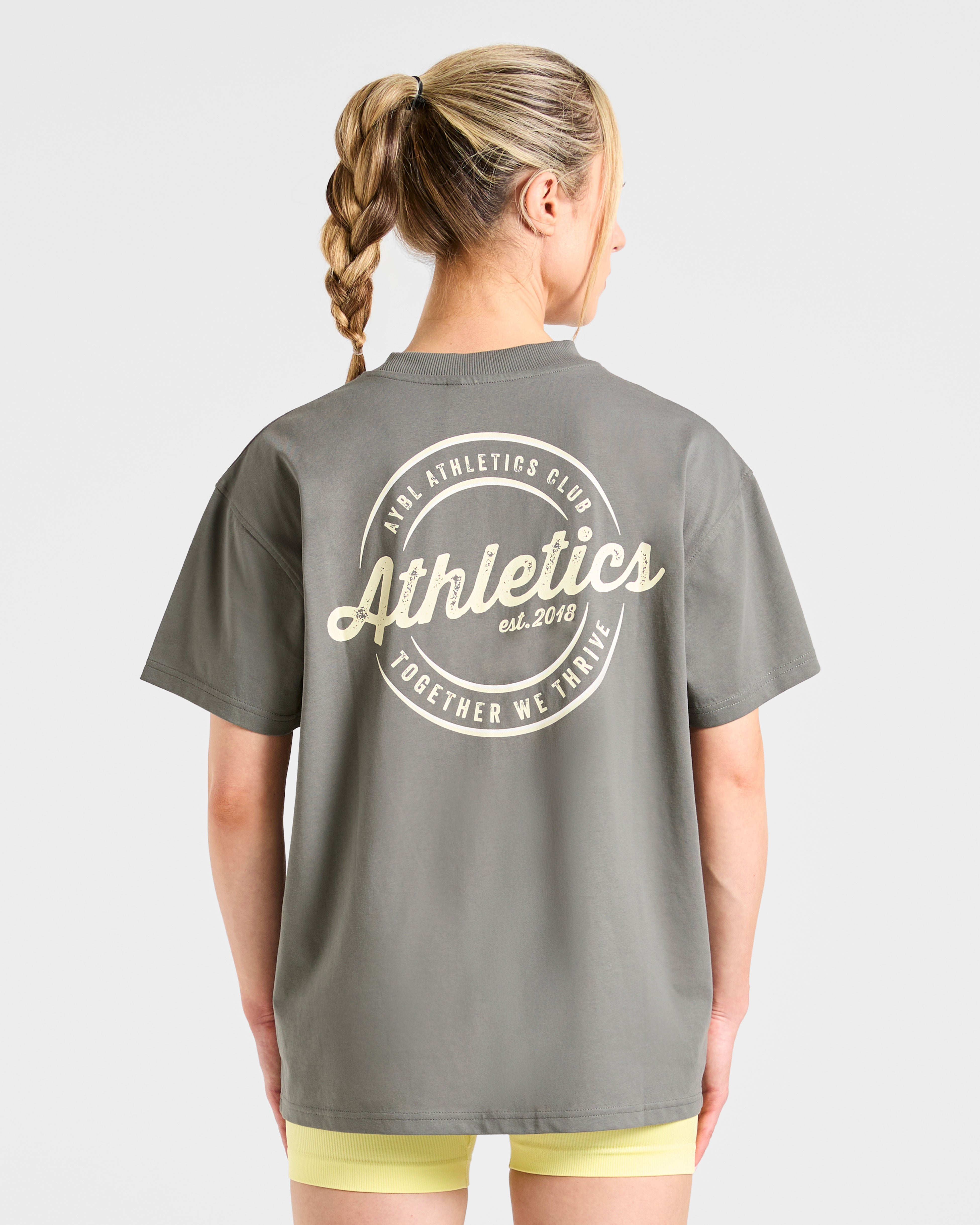 Camiseta Oversized Retro Athletics Club - Gris Oscuro/Mantequilla