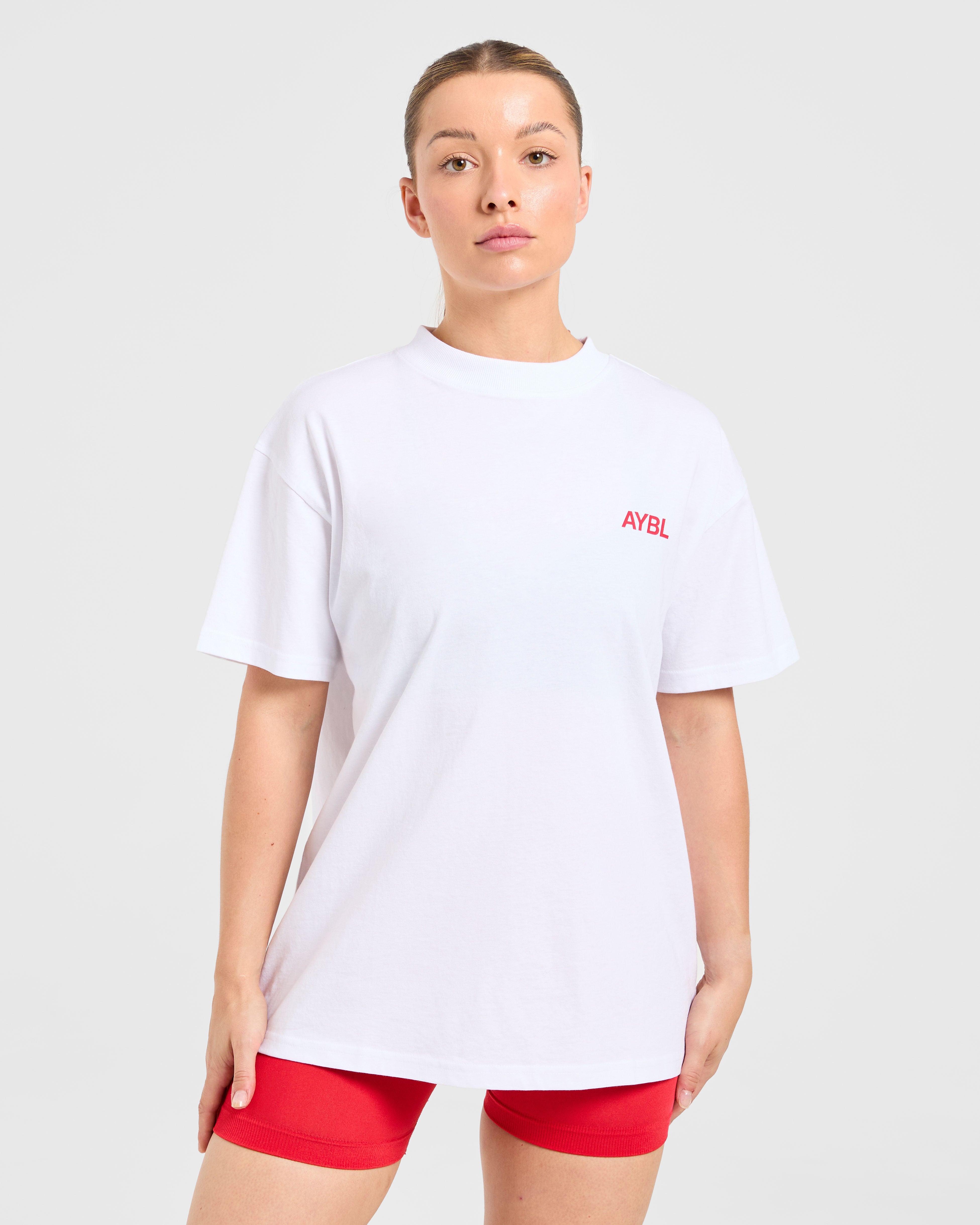 Camiseta Oversized del Club Deportivo AYBL - Blanco/rojo verdadero