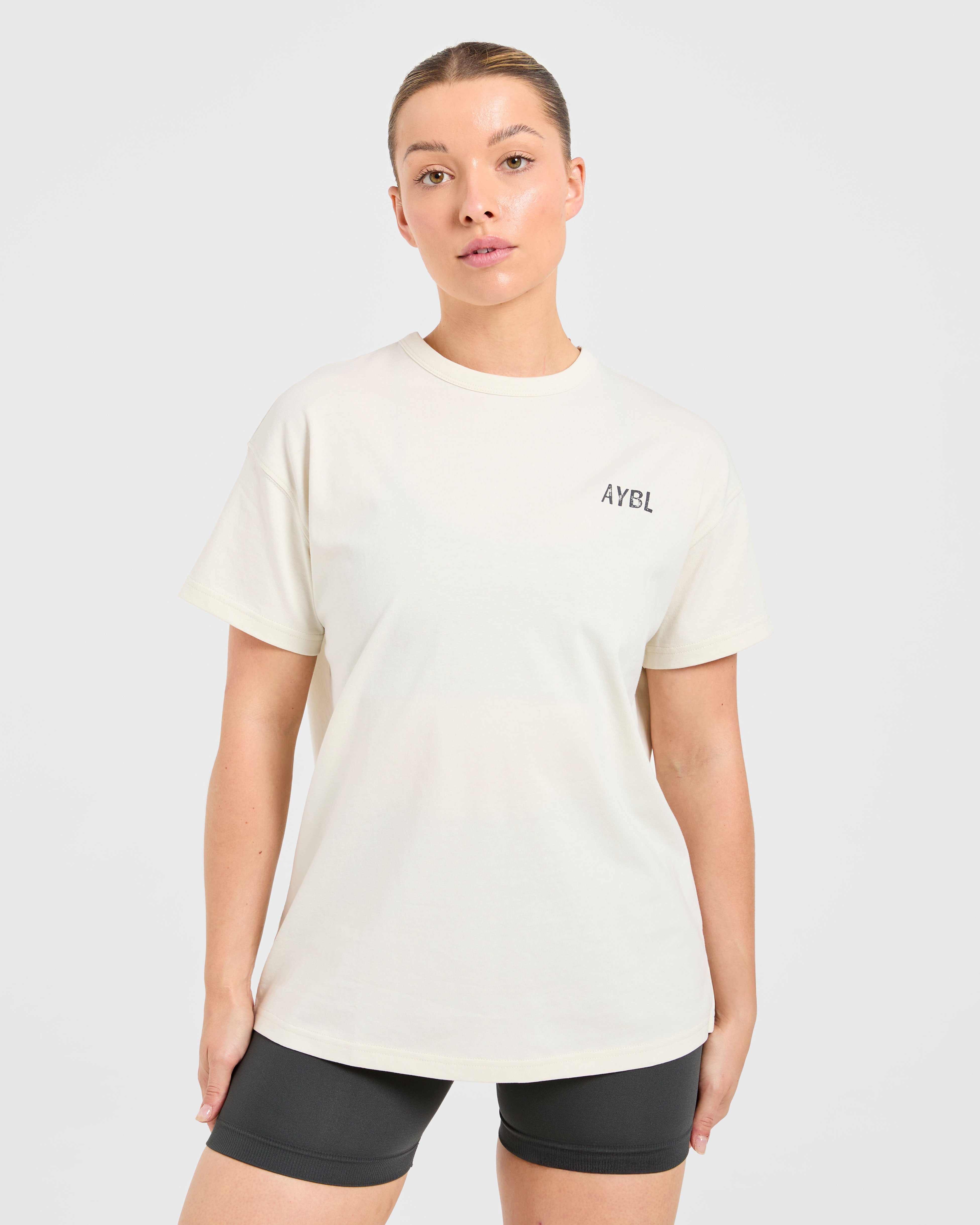 Camiseta Oversized con Estampado de Mujeres Fuertes - Beige/Gris