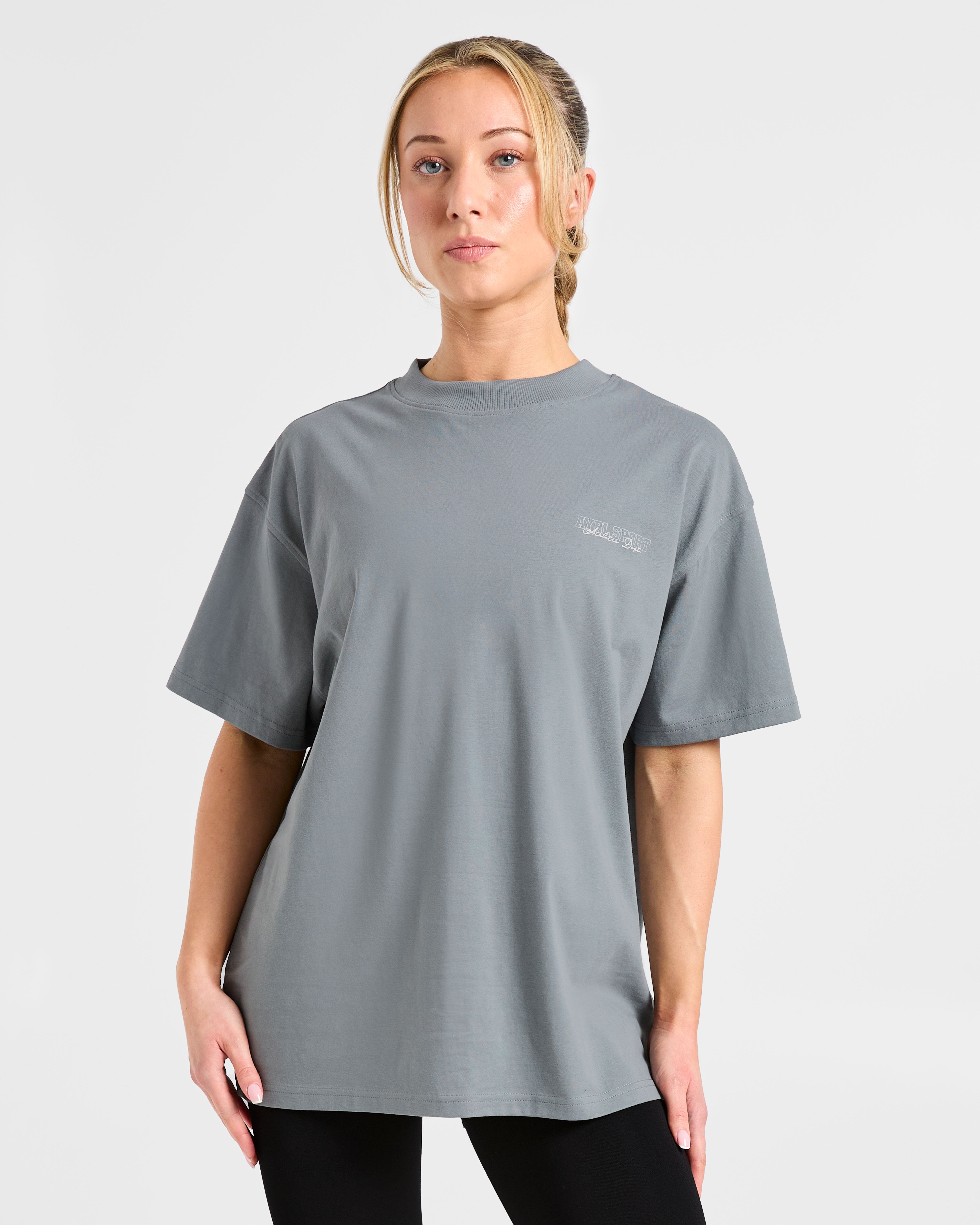 Camiseta Oversized de Varsity Dept. - Gris Plomo